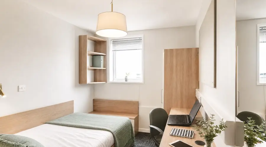 Bronze Ensuite at AXO Islington: Bed and study space
