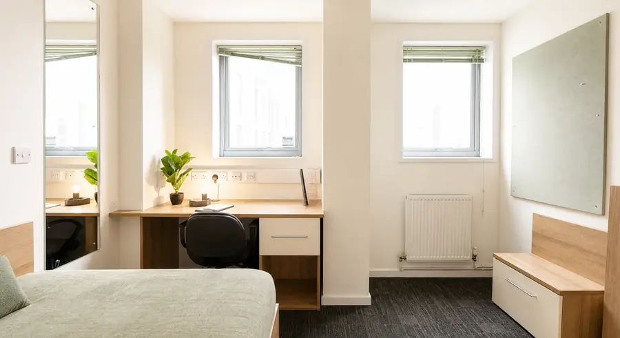 Silver Ensuite at AXO Islington: Study zone