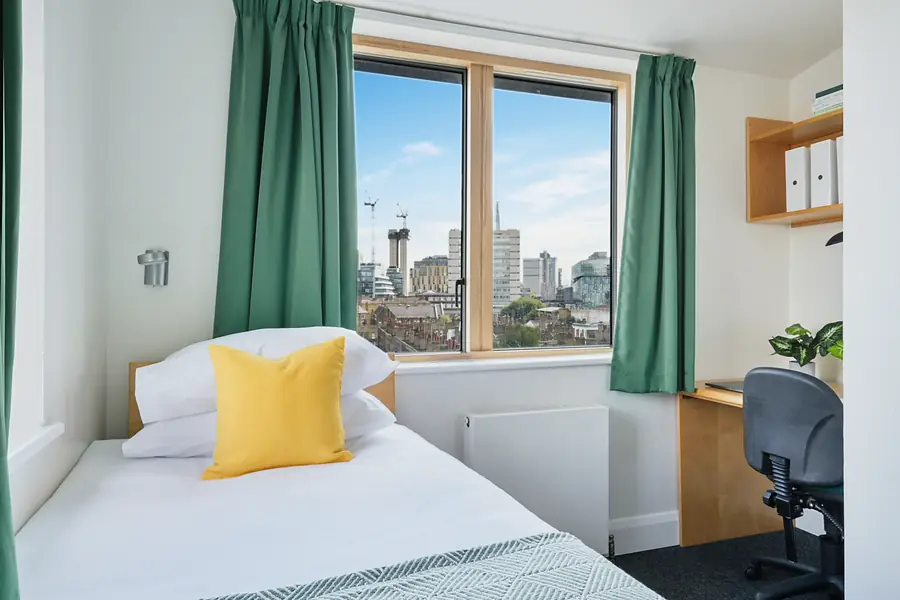 Silver Ensuite at AXO Waterloo: Bed with a skyline view